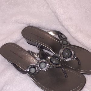 Bandolino flip flops